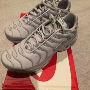 Gently worn nike sneakers